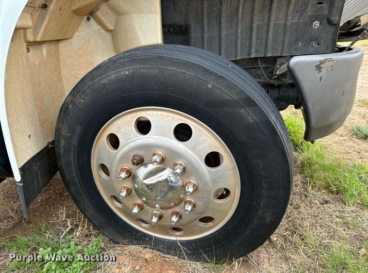 image for item DS6771 2007 International 4400 semi truck