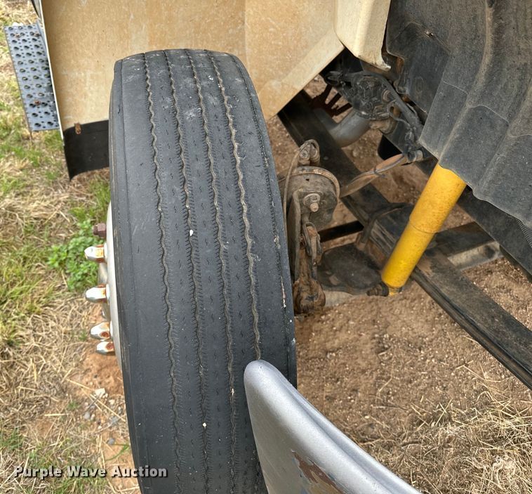 image for item DS6771 2007 International 4400 semi truck