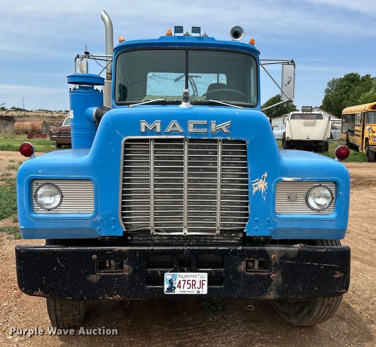 image for item DS6774 1984 Mack R686ST semi truck