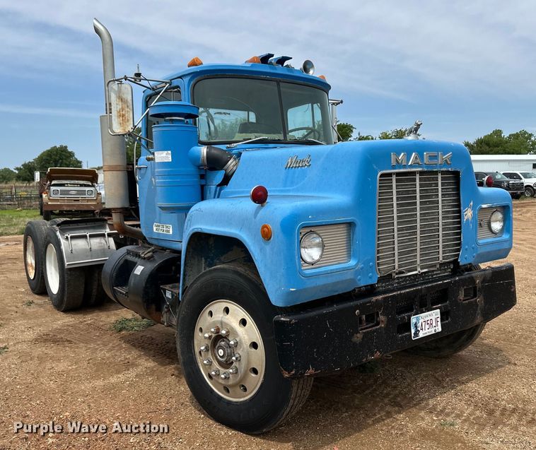 image for item DS6774 1984 Mack R686ST semi truck