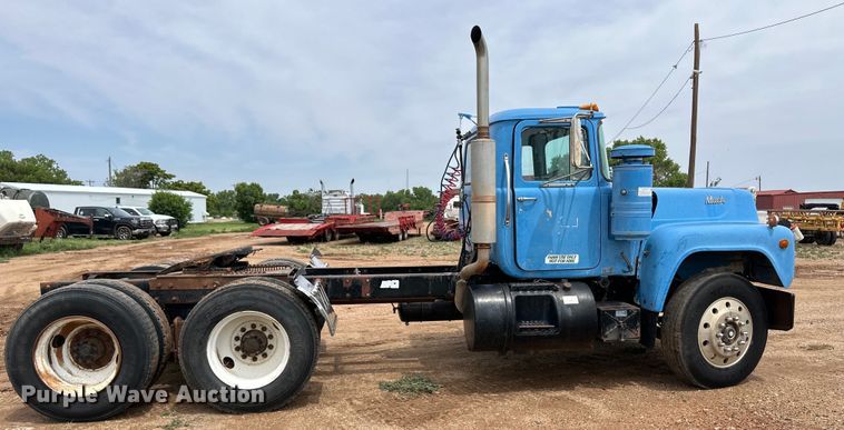 image for item DS6774 1984 Mack R686ST semi truck