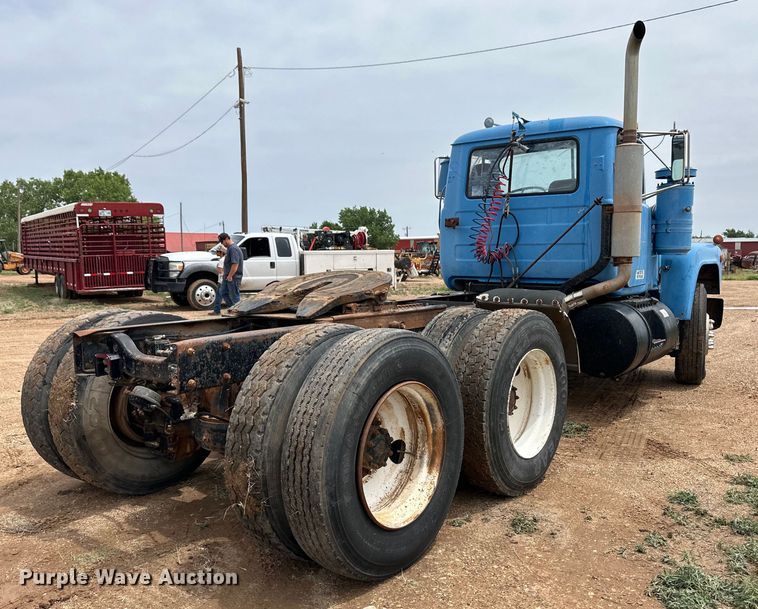 image for item DS6774 1984 Mack R686ST semi truck