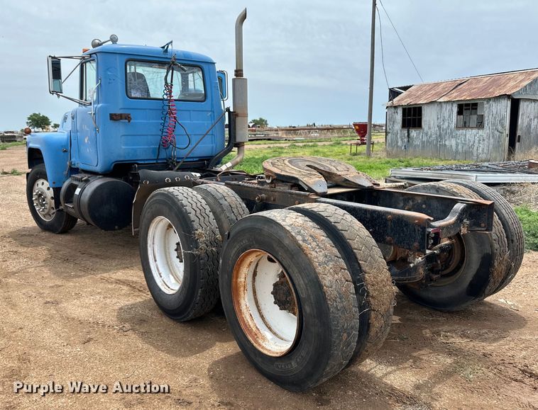 image for item DS6774 1984 Mack R686ST semi truck
