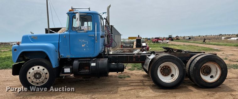 image for item DS6774 1984 Mack R686ST semi truck