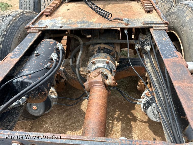 image for item DS6774 1984 Mack R686ST semi truck