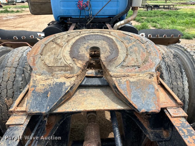 image for item DS6774 1984 Mack R686ST semi truck