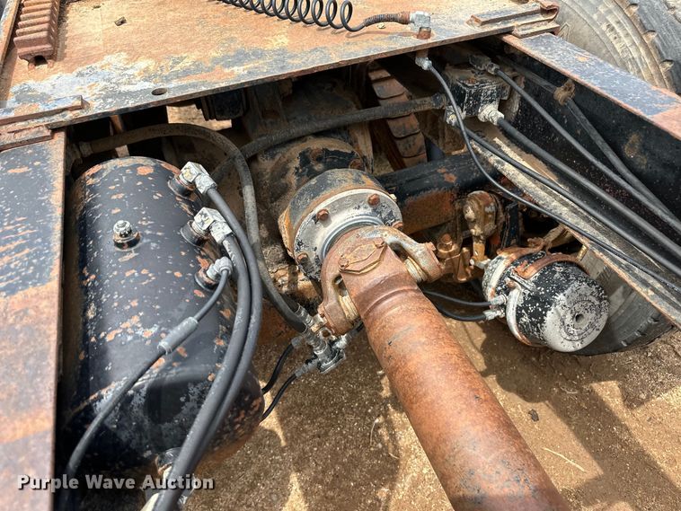 image for item DS6774 1984 Mack R686ST semi truck