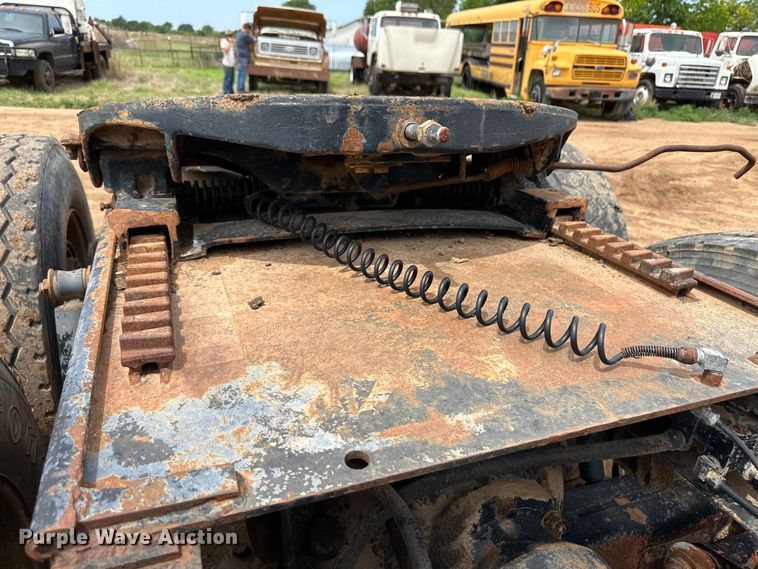 image for item DS6774 1984 Mack R686ST semi truck