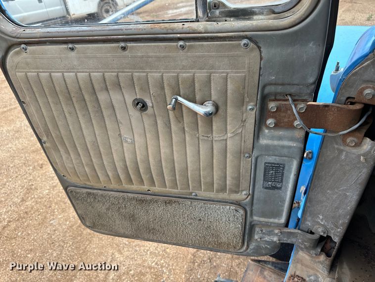 image for item DS6774 1984 Mack R686ST semi truck