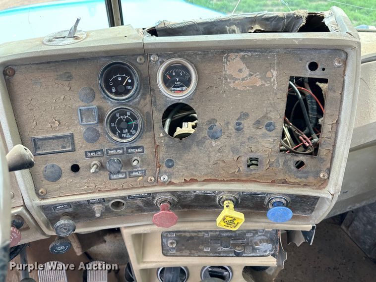 image for item DS6774 1984 Mack R686ST semi truck