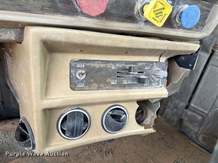 image for item DS6774 1984 Mack R686ST semi truck