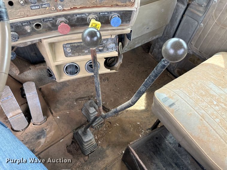 image for item DS6774 1984 Mack R686ST semi truck