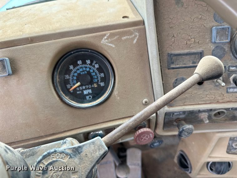 image for item DS6774 1984 Mack R686ST semi truck