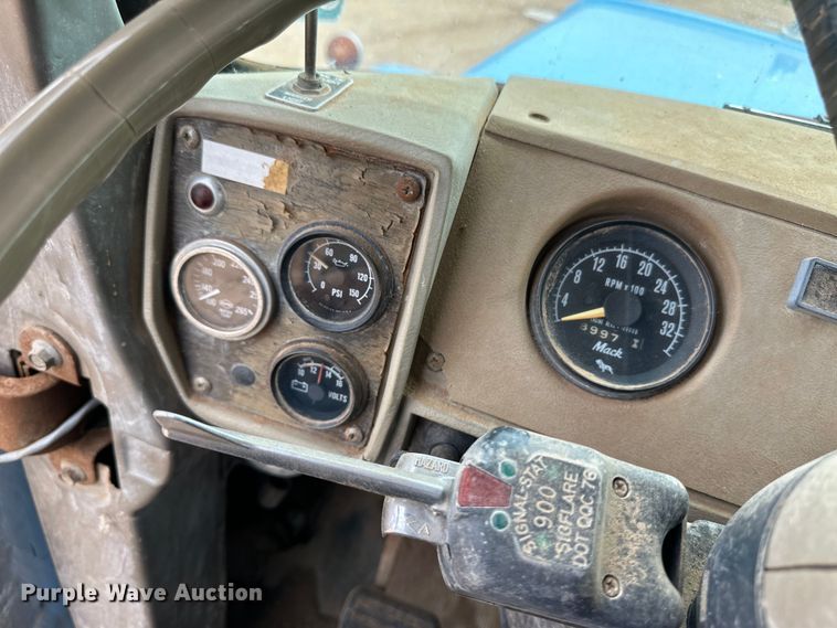 image for item DS6774 1984 Mack R686ST semi truck