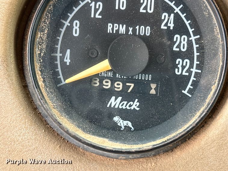 image for item DS6774 1984 Mack R686ST semi truck