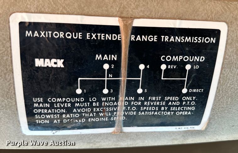 image for item DS6774 1984 Mack R686ST semi truck