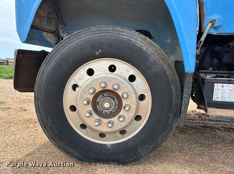 image for item DS6774 1984 Mack R686ST semi truck