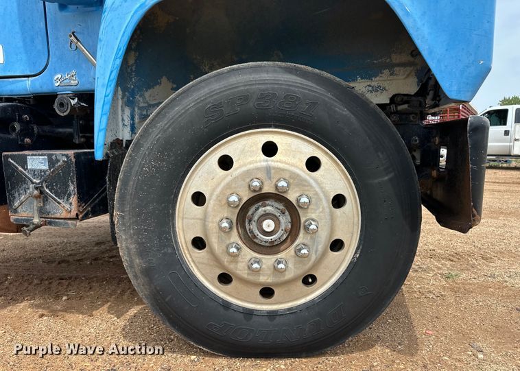 image for item DS6774 1984 Mack R686ST semi truck