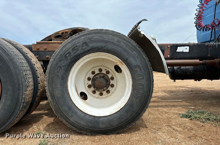 image for item DS6774 1984 Mack R686ST semi truck