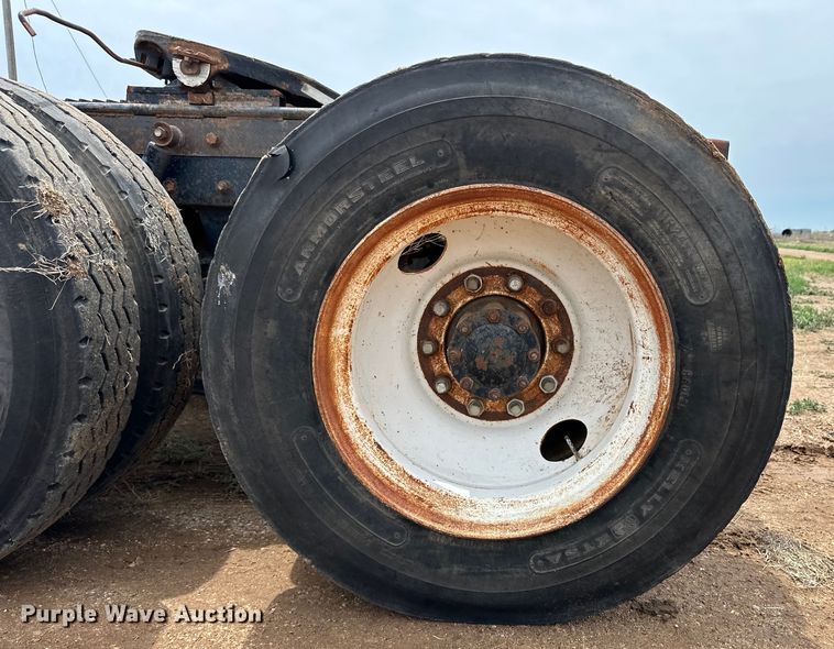 image for item DS6774 1984 Mack R686ST semi truck