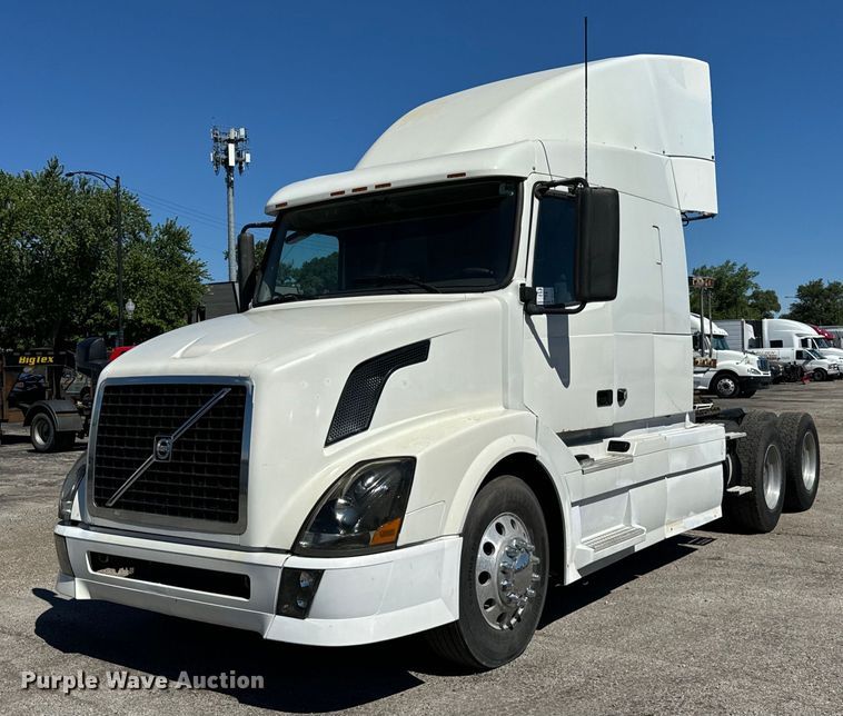 image for item DV5776 2009 Volvo  VNL semi truck