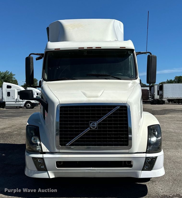 image for item DV5776 2009 Volvo  VNL semi truck