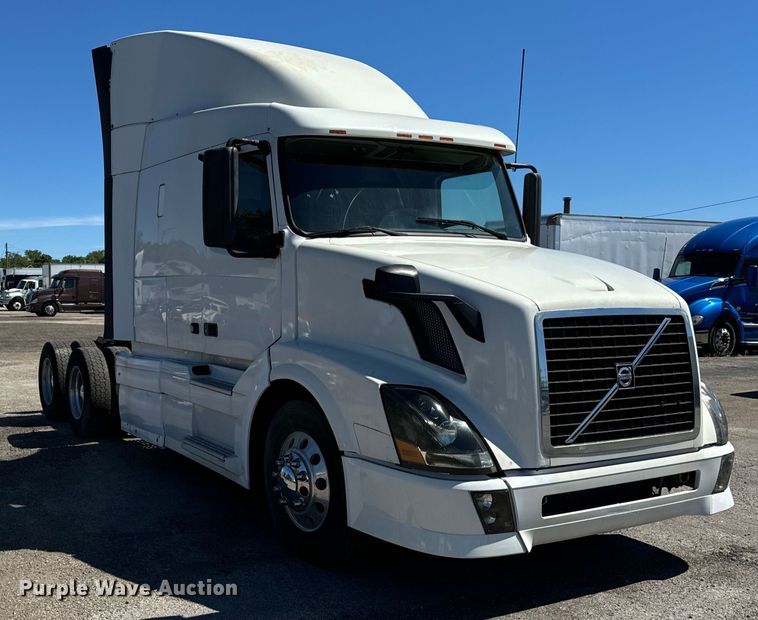 image for item DV5776 2009 Volvo  VNL semi truck