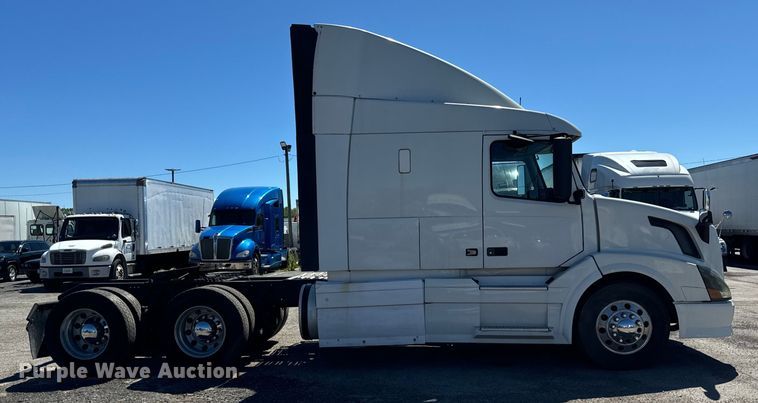 image for item DV5776 2009 Volvo  VNL semi truck