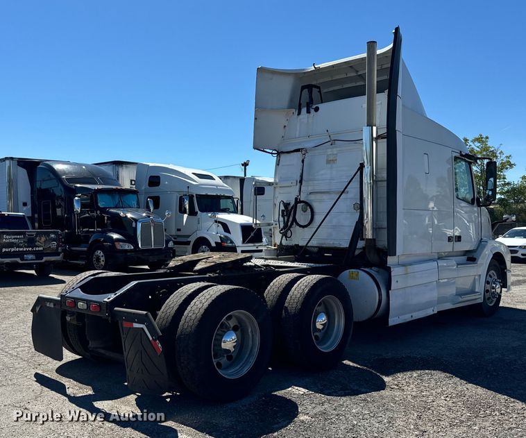 image for item DV5776 2009 Volvo  VNL semi truck