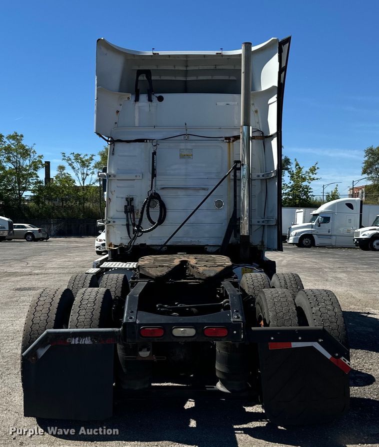 image for item DV5776 2009 Volvo  VNL semi truck
