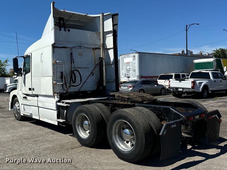 image for item DV5776 2009 Volvo  VNL semi truck