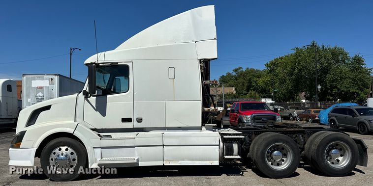 image for item DV5776 2009 Volvo  VNL semi truck