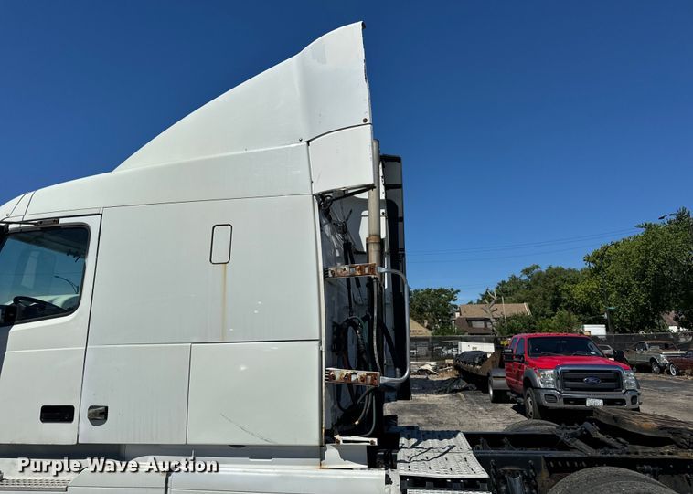 image for item DV5776 2009 Volvo  VNL semi truck