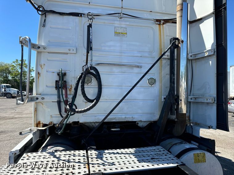 image for item DV5776 2009 Volvo  VNL semi truck