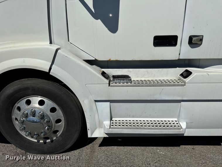 image for item DV5776 2009 Volvo  VNL semi truck