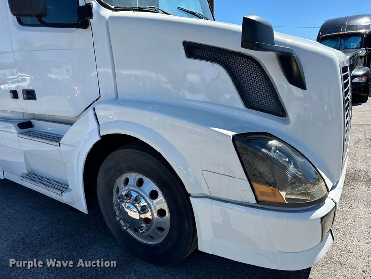 image for item DV5776 2009 Volvo  VNL semi truck
