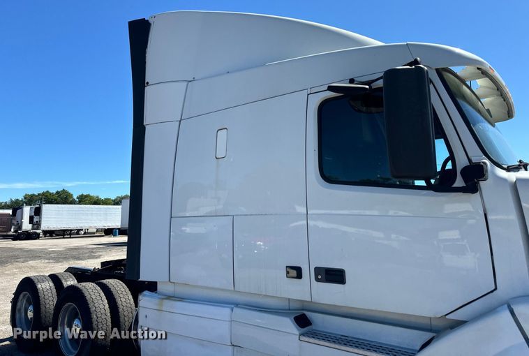 image for item DV5776 2009 Volvo  VNL semi truck