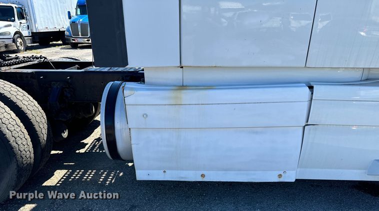 image for item DV5776 2009 Volvo  VNL semi truck