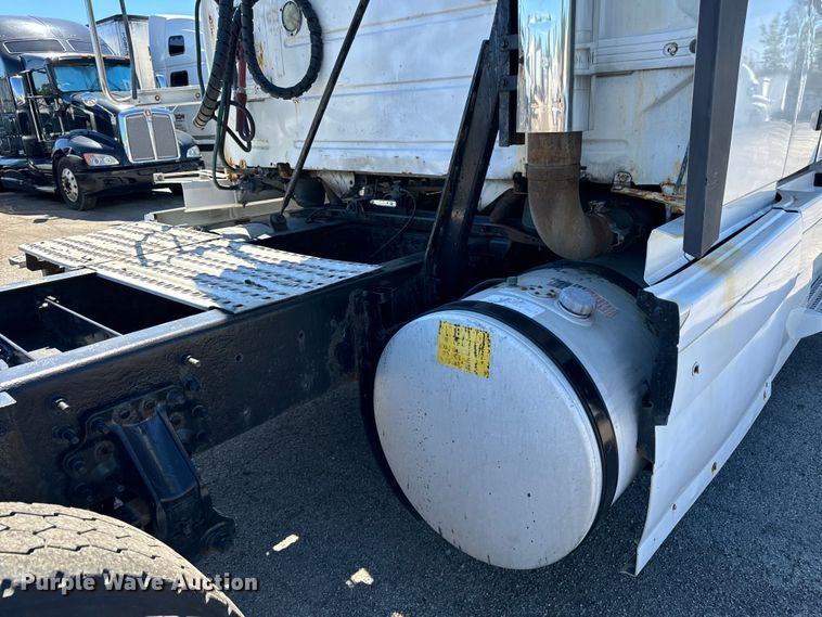 image for item DV5776 2009 Volvo  VNL semi truck