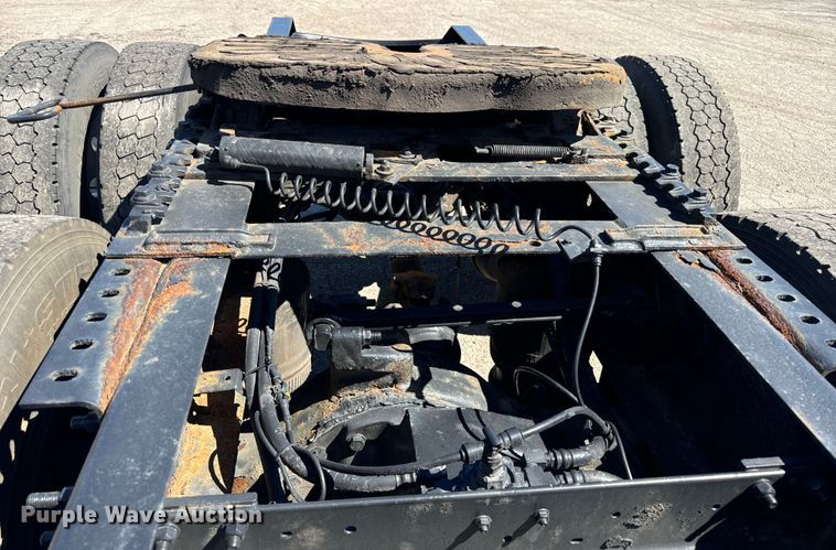 image for item DV5776 2009 Volvo  VNL semi truck