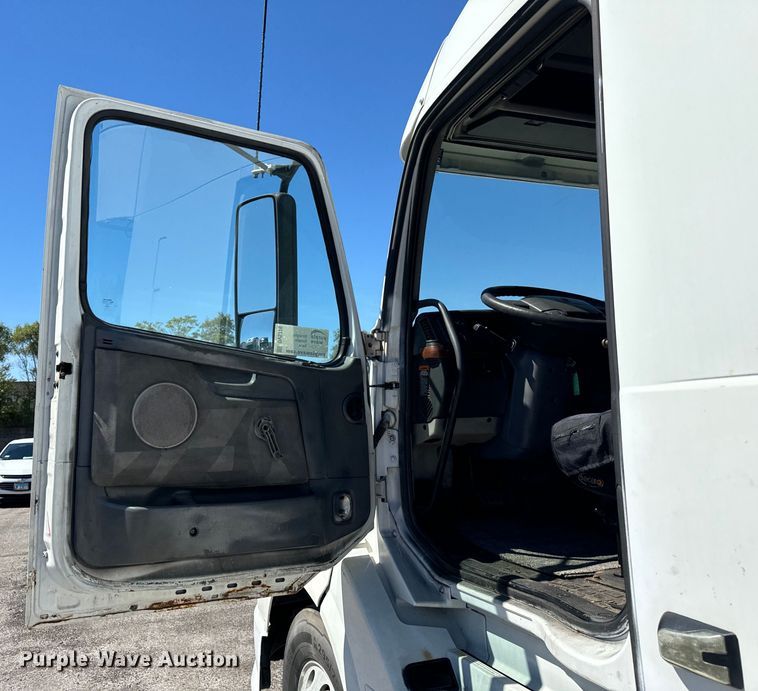 image for item DV5776 2009 Volvo  VNL semi truck