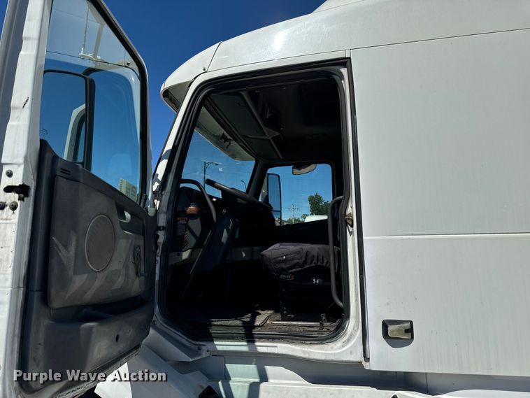 image for item DV5776 2009 Volvo  VNL semi truck