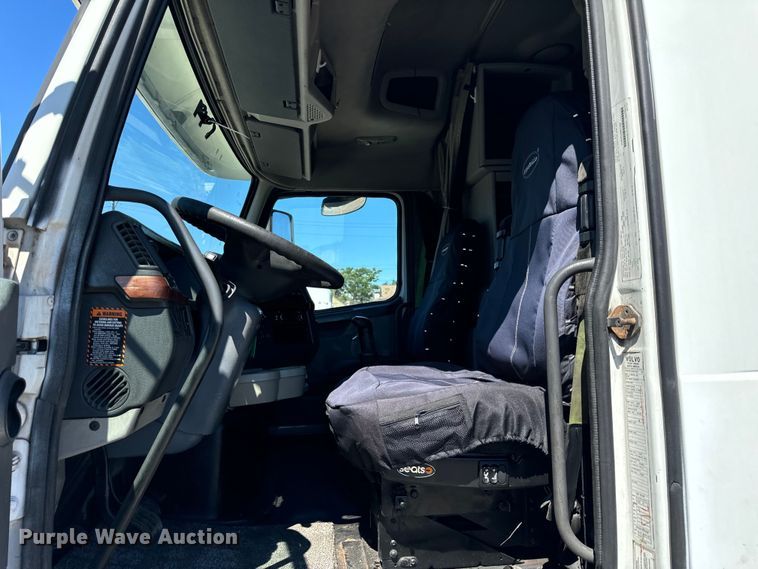 image for item DV5776 2009 Volvo  VNL semi truck