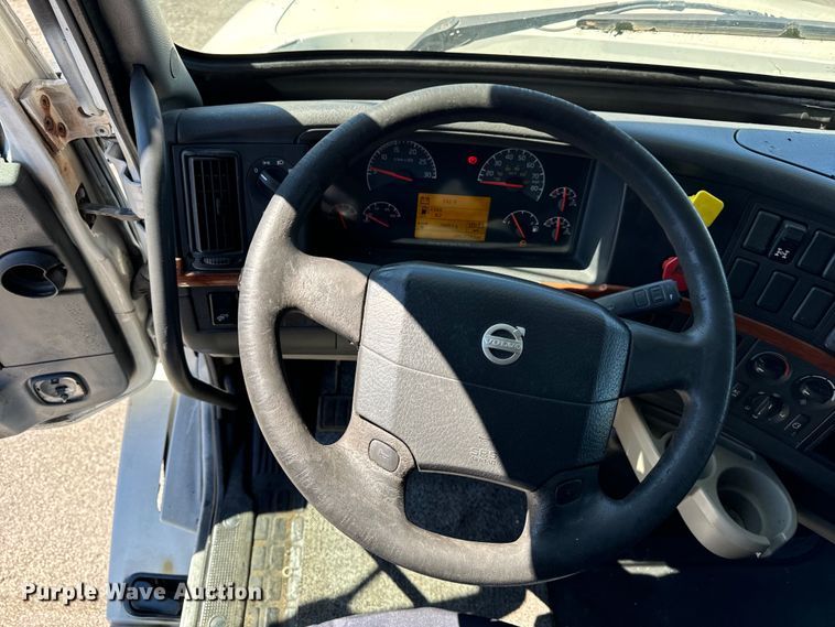 image for item DV5776 2009 Volvo  VNL semi truck