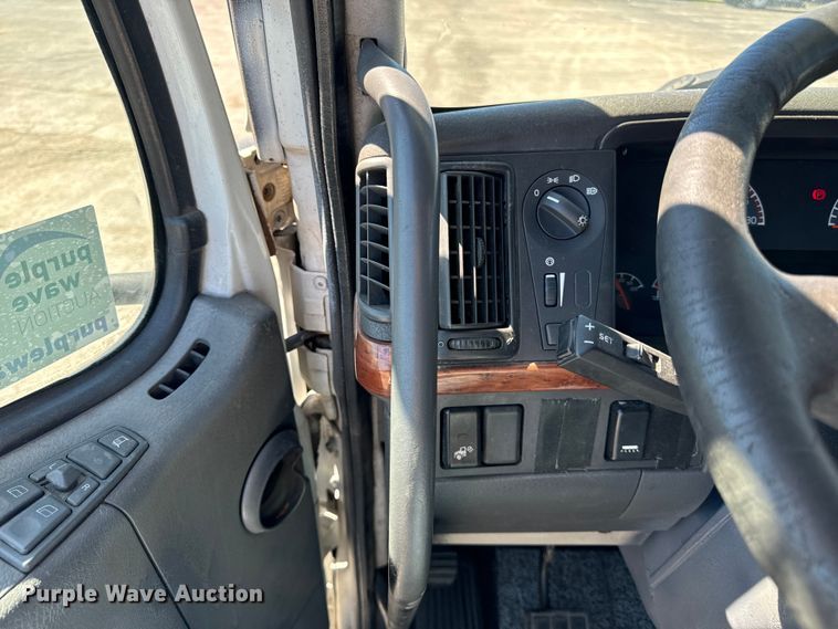 image for item DV5776 2009 Volvo  VNL semi truck