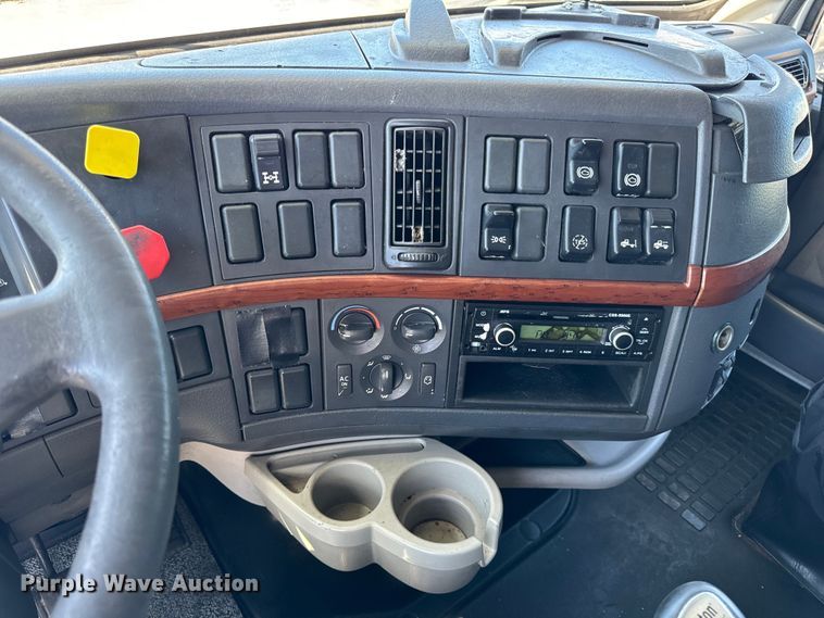 image for item DV5776 2009 Volvo  VNL semi truck