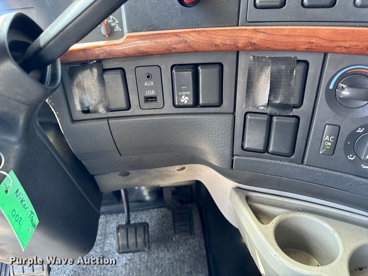image for item DV5776 2009 Volvo  VNL semi truck