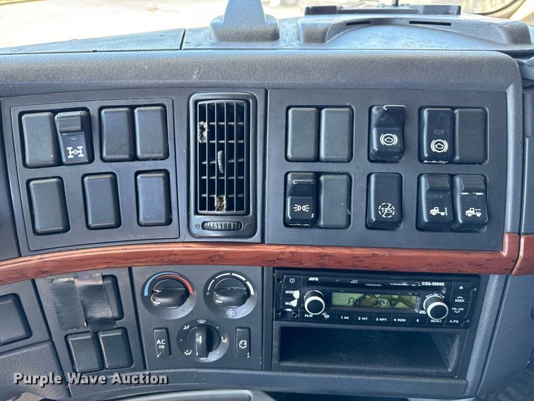 image for item DV5776 2009 Volvo  VNL semi truck