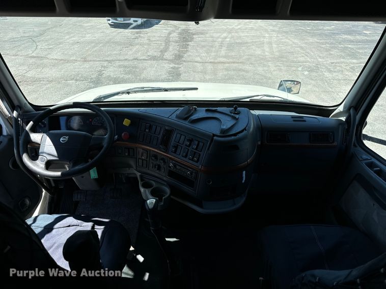 image for item DV5776 2009 Volvo  VNL semi truck