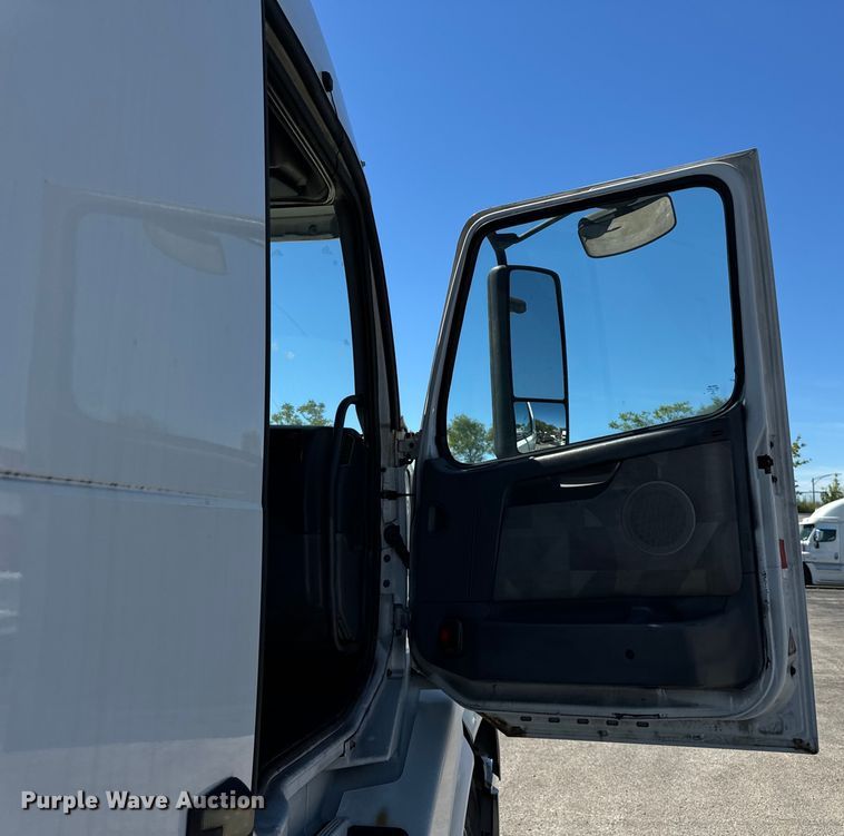image for item DV5776 2009 Volvo  VNL semi truck